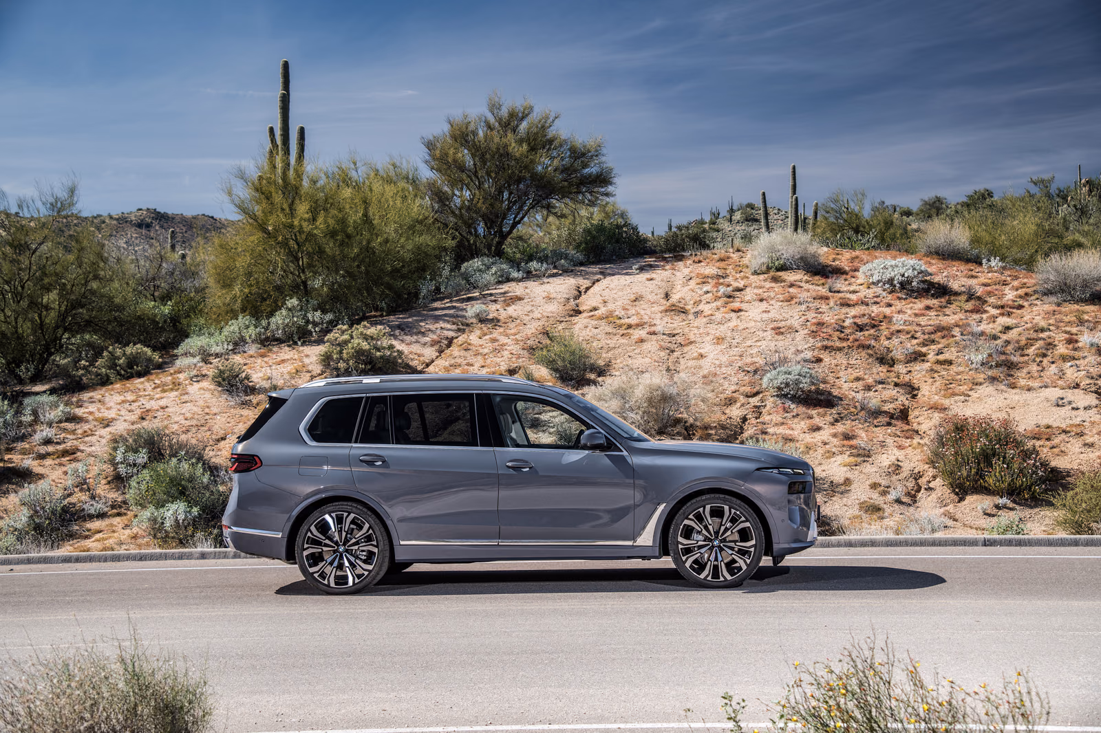 BMW X7 xDrive40i в профиль — семиместный кузов в полный рост