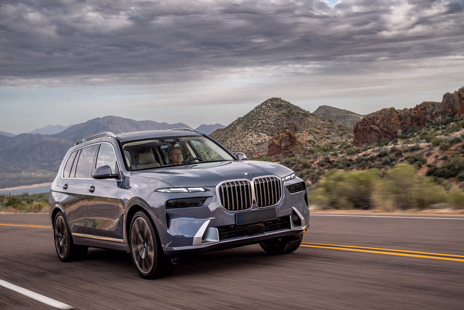BMW X7 xDrive40i в движении, вид спереди в три четверти