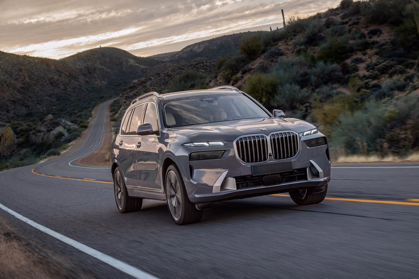 BMW X7 xDrive40i в движении по горной дороге