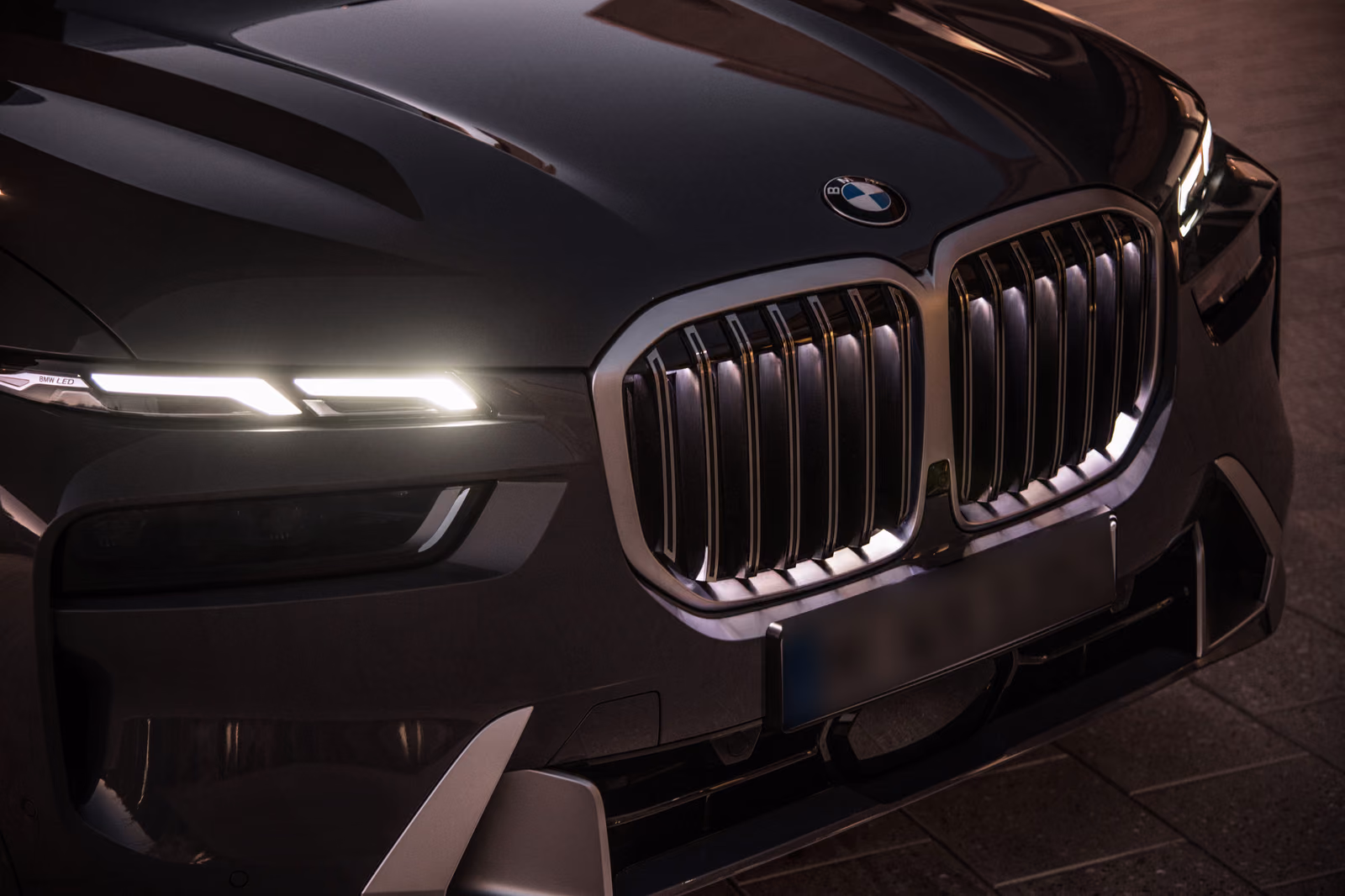 BMW X7 ночью — раздельная светодиодная оптика и подсвеченная решётка Iconic Glow