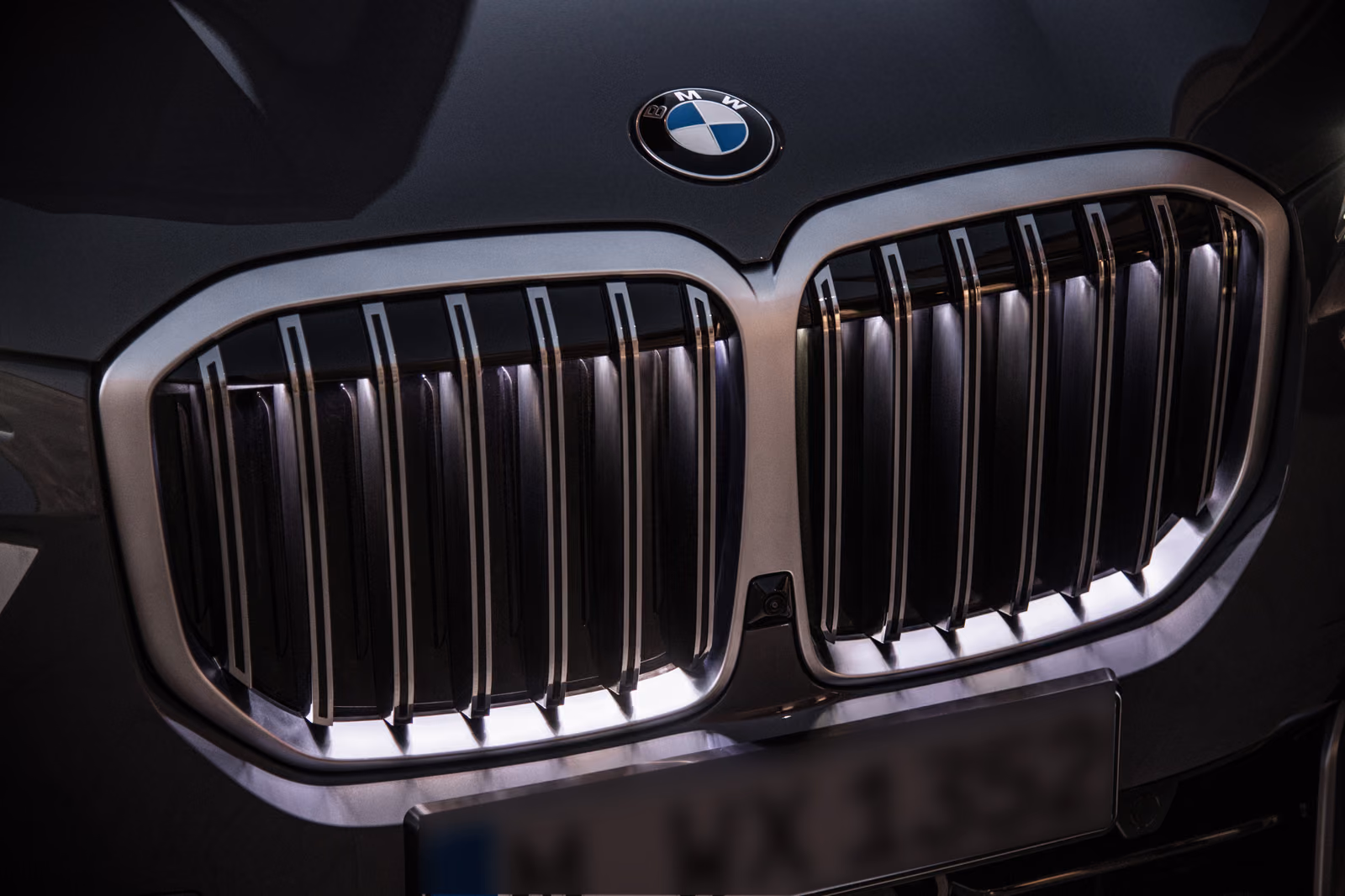 Решётка BMW Iconic Glow и передняя оптика BMW X7 крупным планом