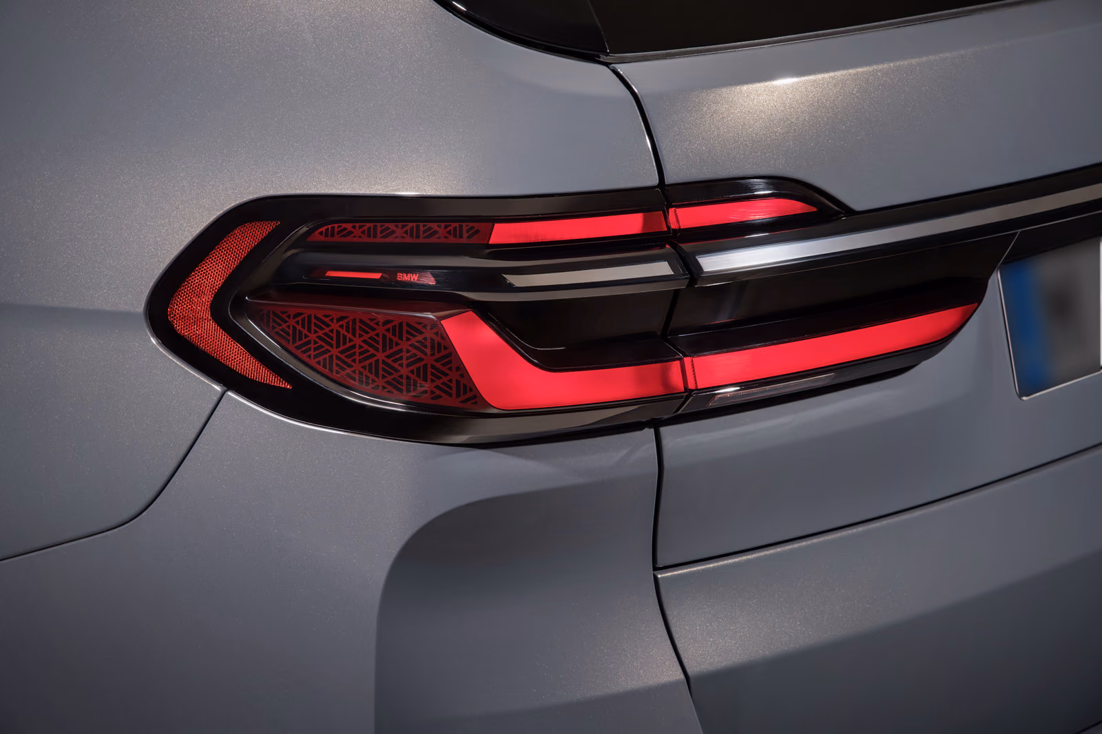 Задний фонарь BMW X7 крупным планом