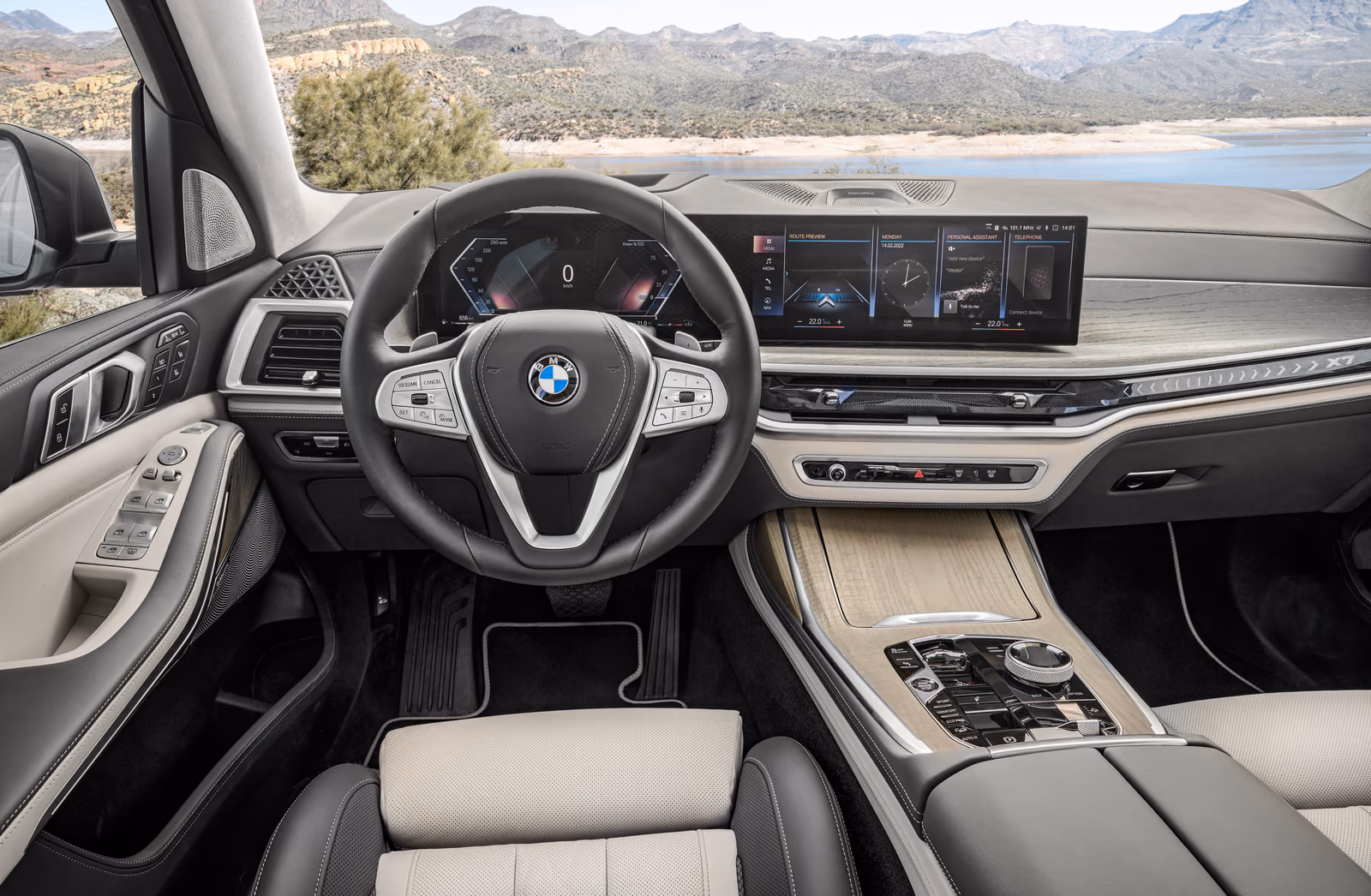 Передняя панель BMW X7 с изогнутым дисплеем BMW Curved Display