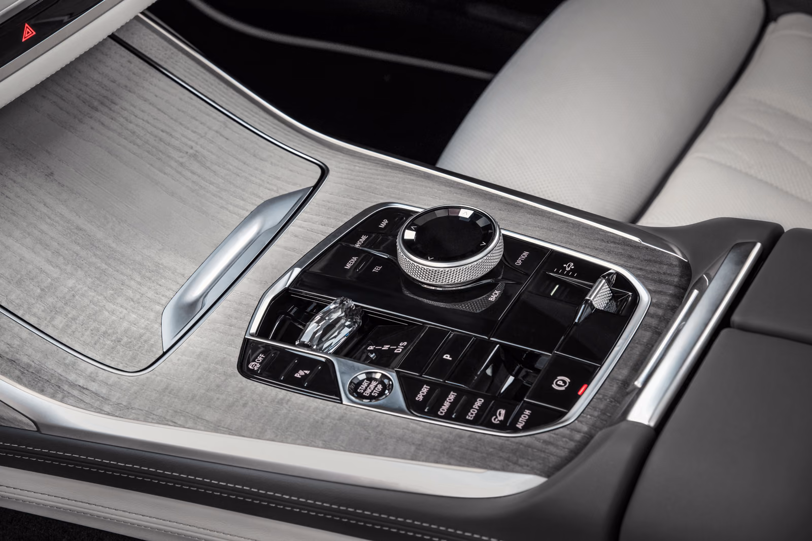 Центральная консоль BMW X7 с контроллером iDrive