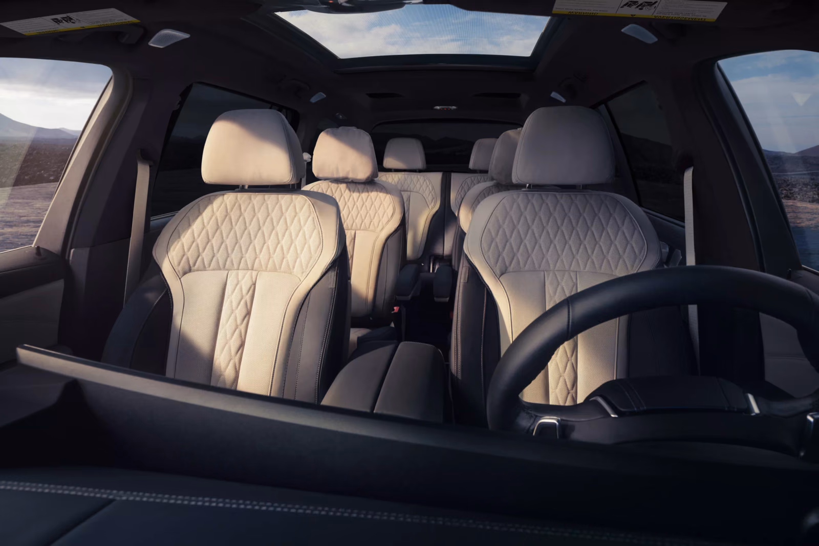 Кресла второго и третьего ряда BMW X7 в светлой коже
