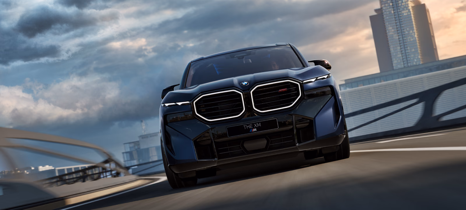 BMW XM китайского рынка на городской дороге