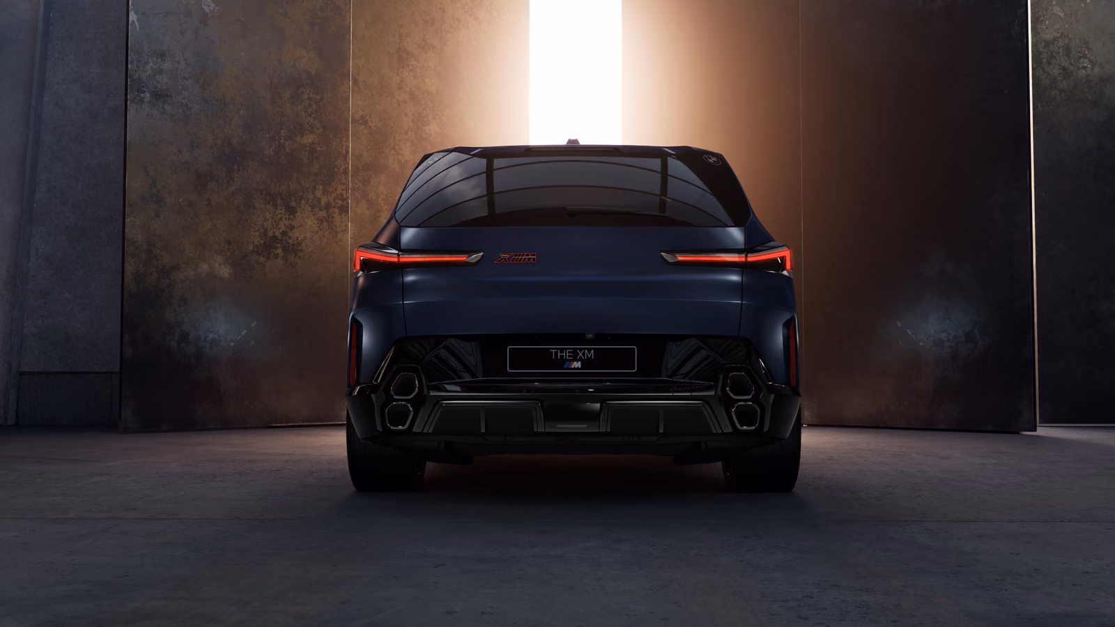 BMW XM сзади в тёмной студии