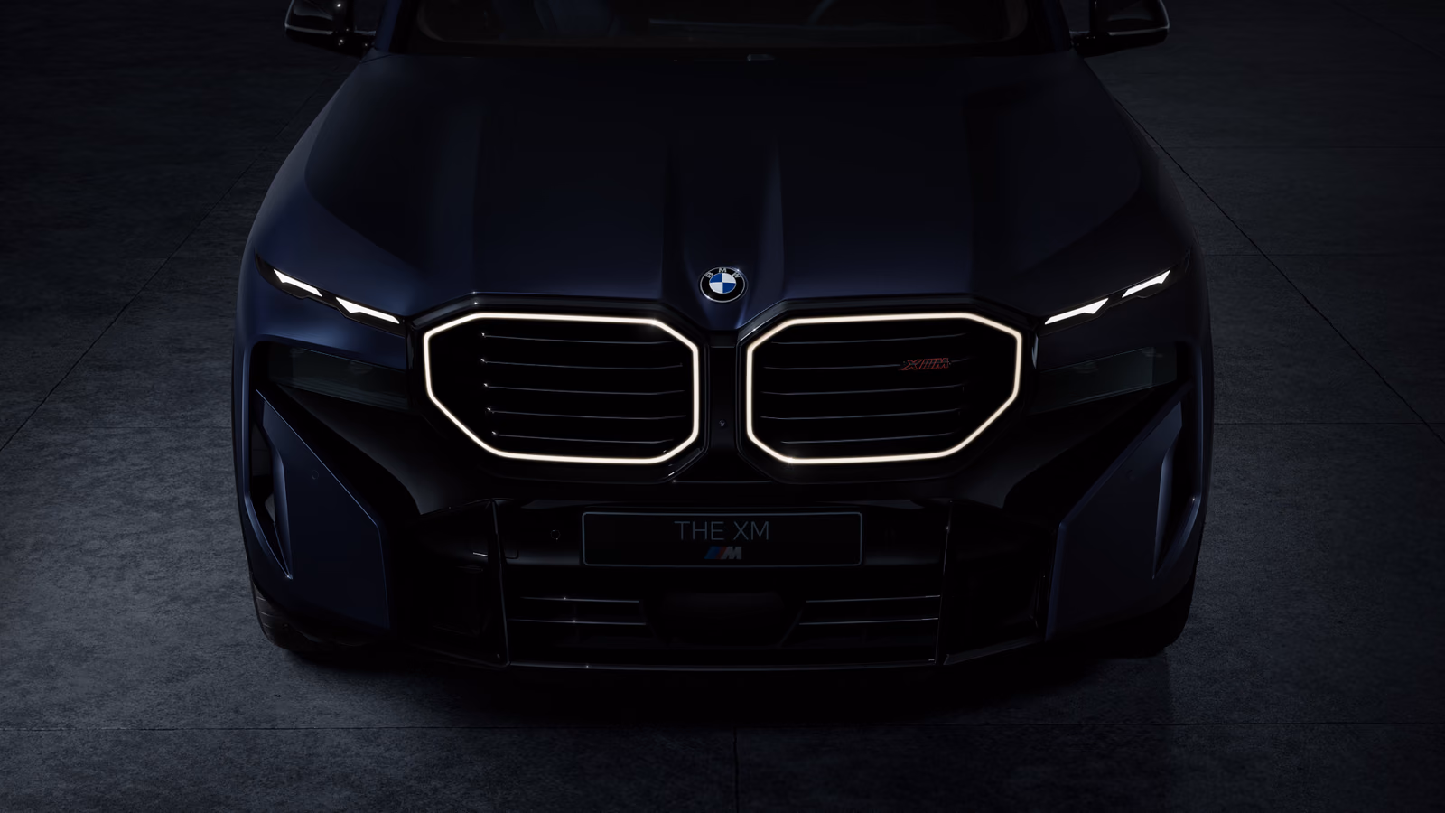 Подсвеченная решётка BMW XM