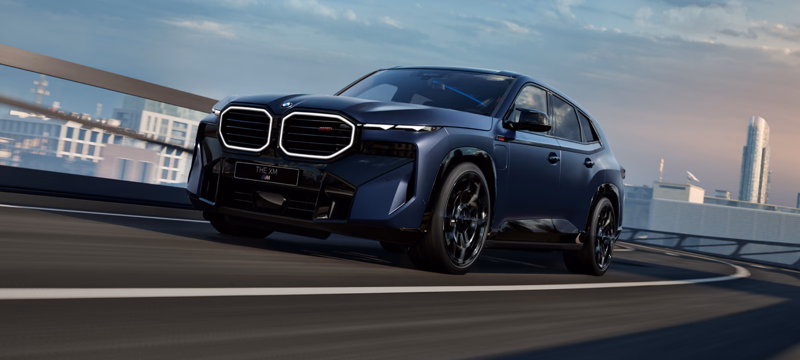 BMW XM в движении, вид спереди