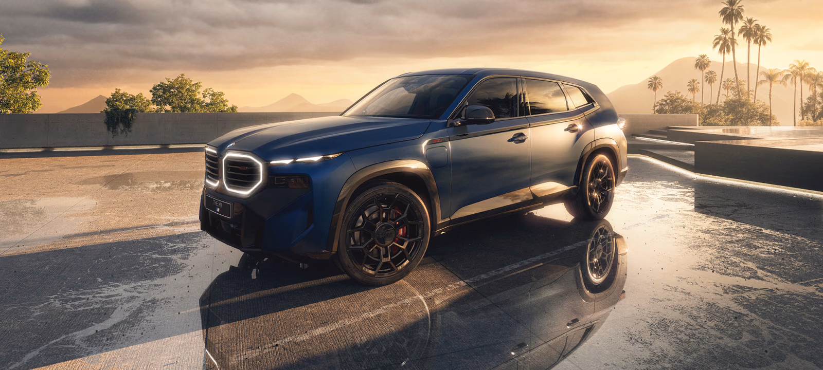BMW XM на открытой площадке