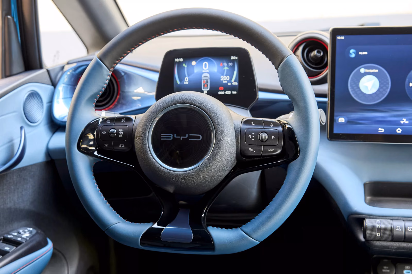 Руль и цифровая приборная панель BYD Dolphin
