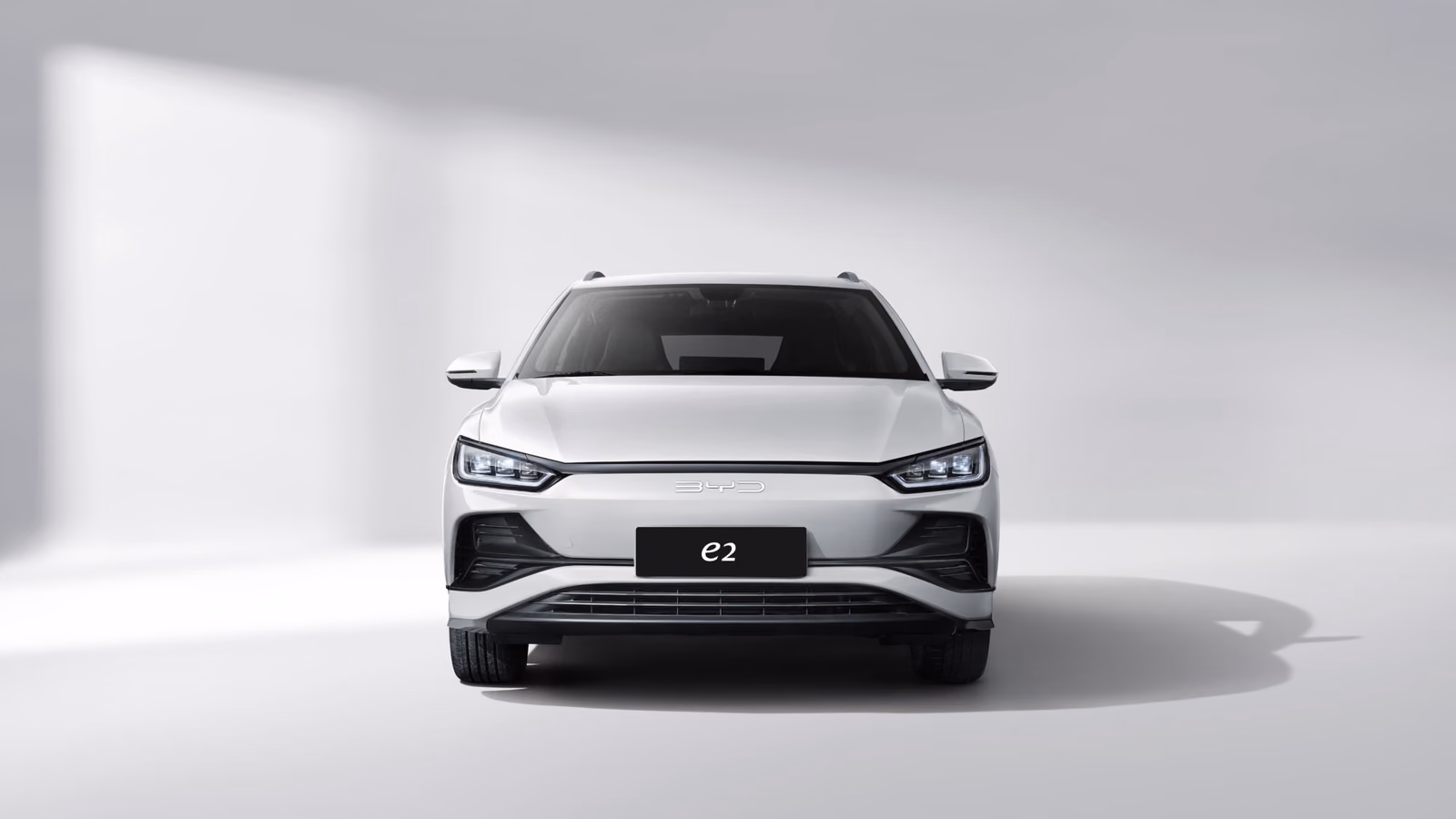 Белый BYD e2 спереди