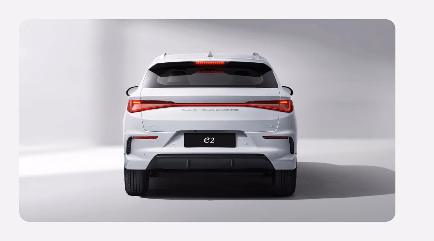 Белый BYD e2 сзади