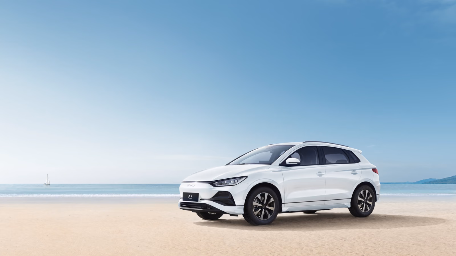 Белый BYD e2 у моря