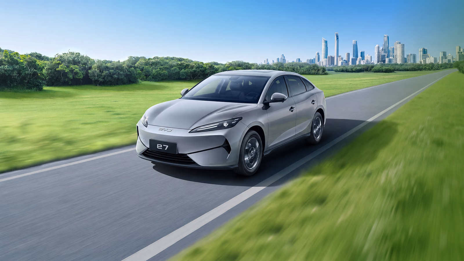 BYD e7 — электрический седан в движении