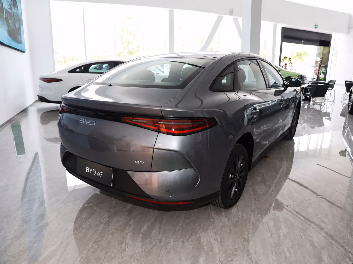 BYD e7 — вид сзади в три четверти