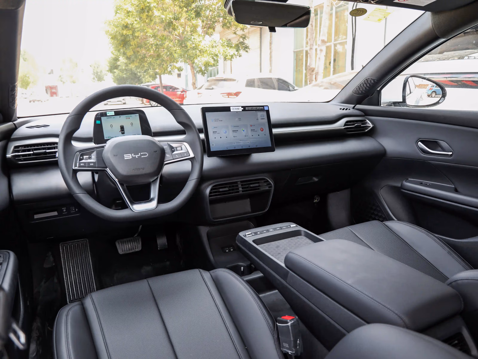 BYD e7 — передняя часть салона и кресла