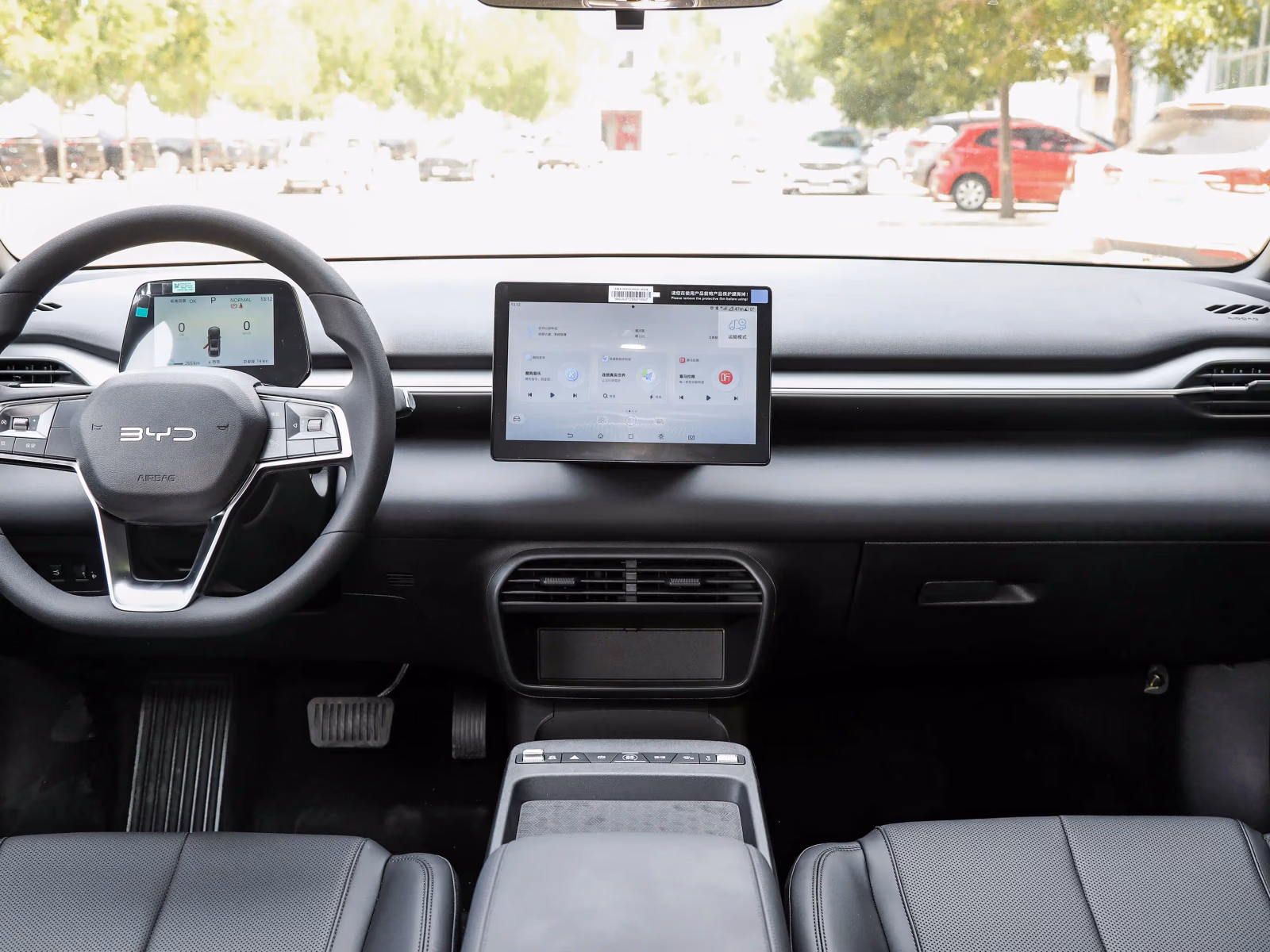 BYD e7 — леворульный кокпит по центру