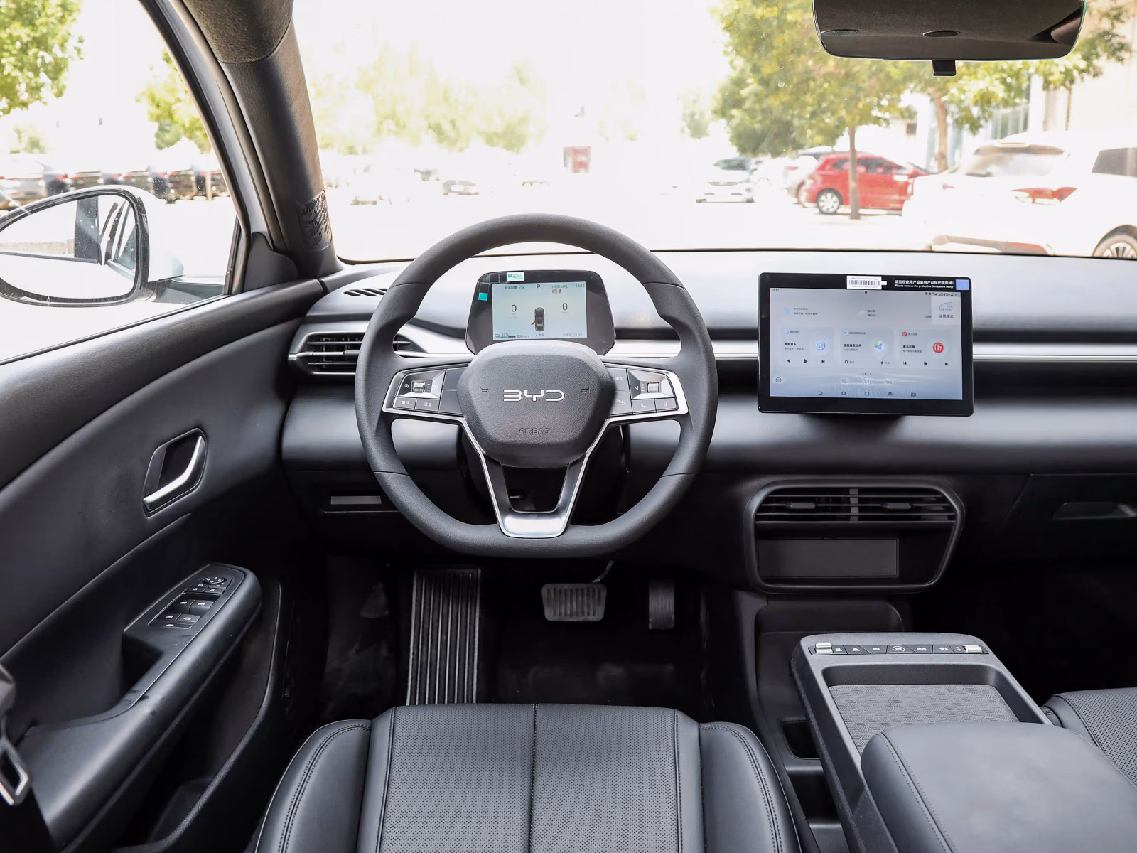 BYD e7 — симметричный вид передней панели