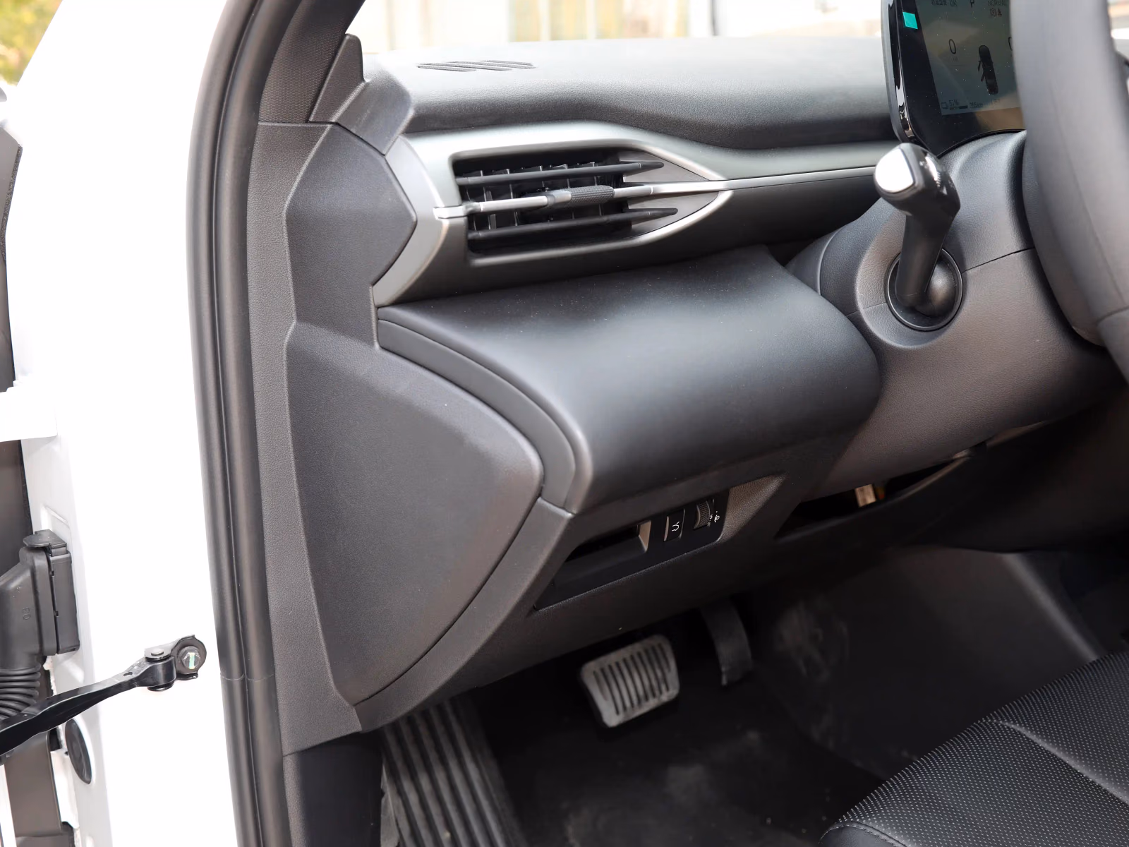 BYD e7 — пассажирская часть передней панели