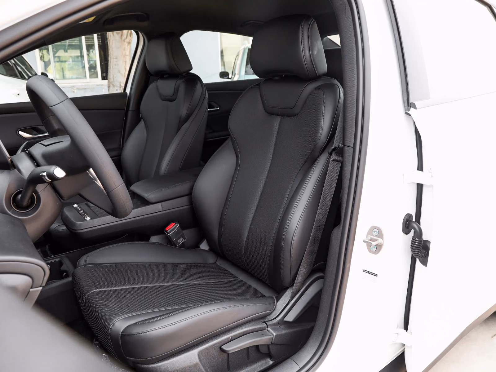 BYD e7 — передние кресла