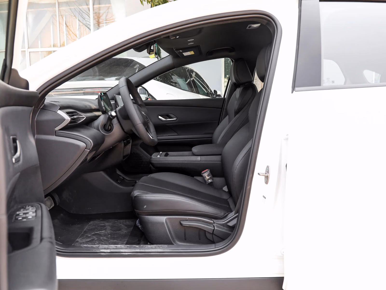 BYD e7 — водительское кресло и посадка