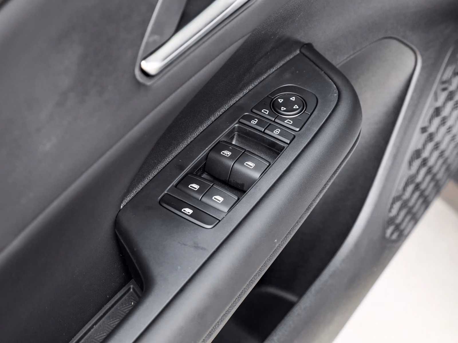 BYD e7 — клавиши стеклоподъёмников
