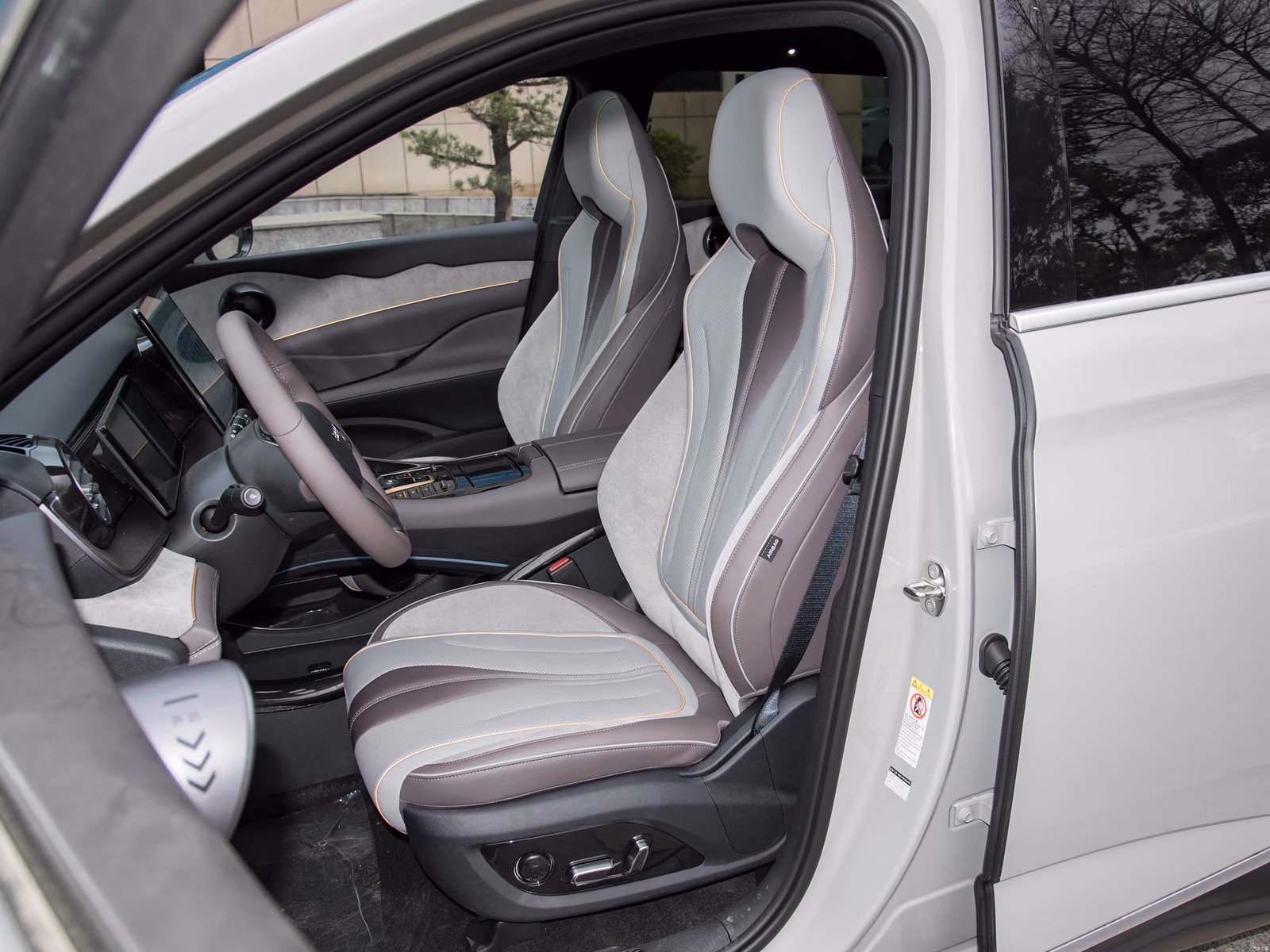 Салон BYD Frigate 07 через открытую дверь