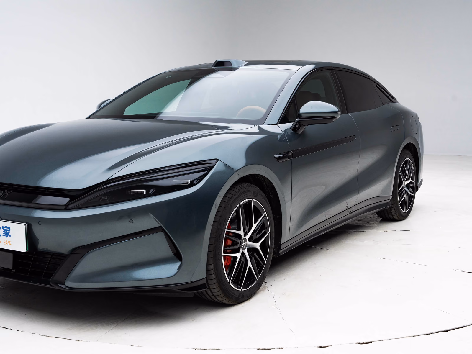 BYD Han L в студии, вид спереди сбоку