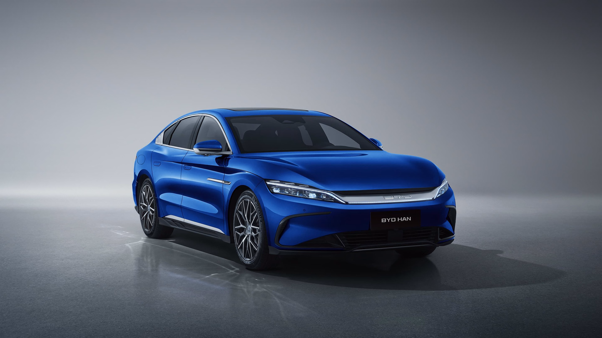 BYD Han синего цвета — вид спереди в три четверти