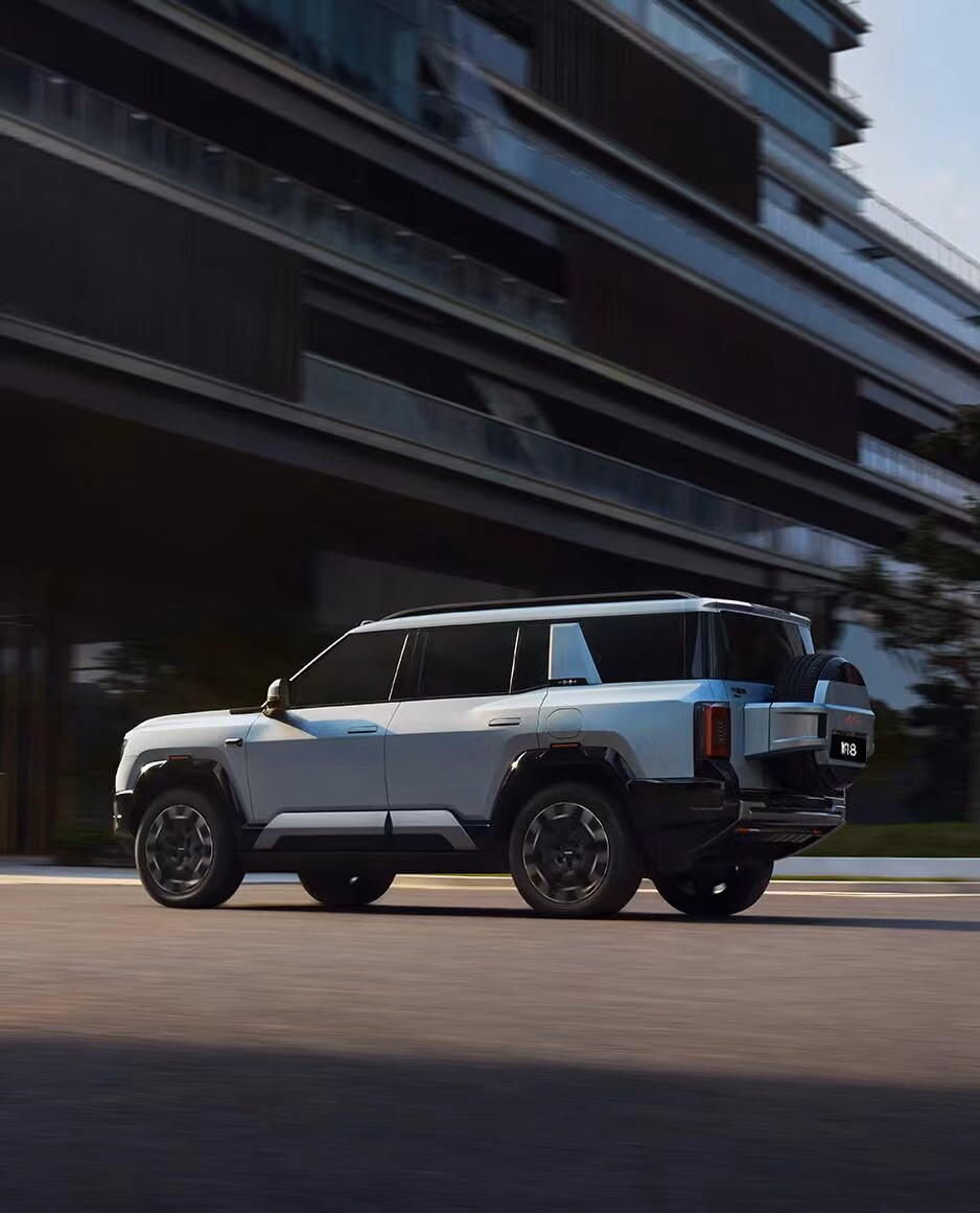 BYD Leopard 8 — городской вид сзади