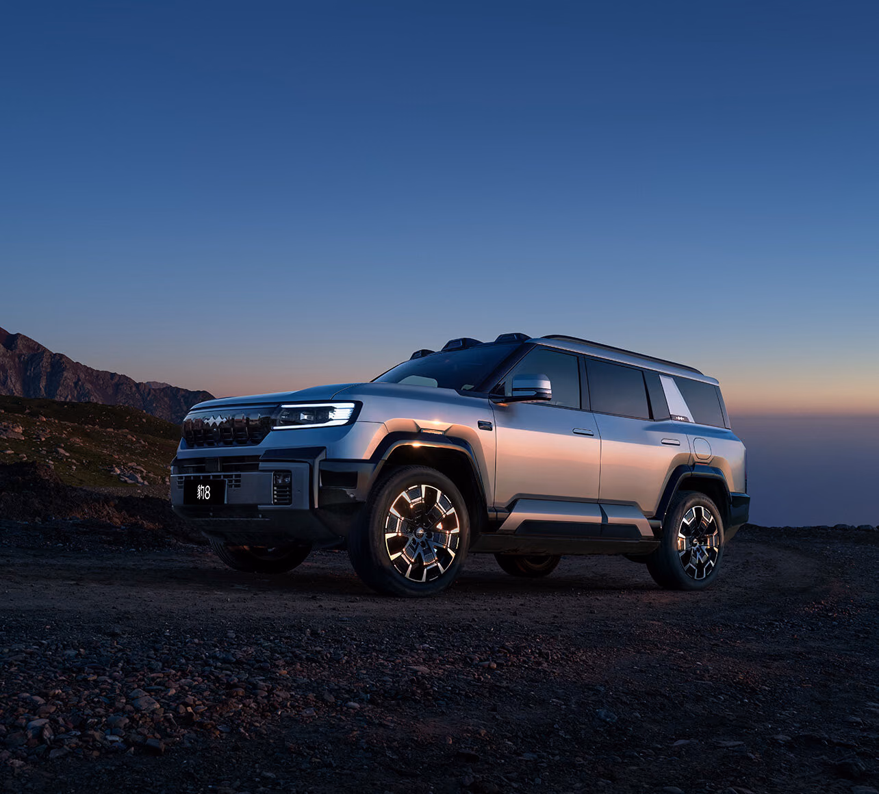 BYD Leopard 8 — вид спереди на закате