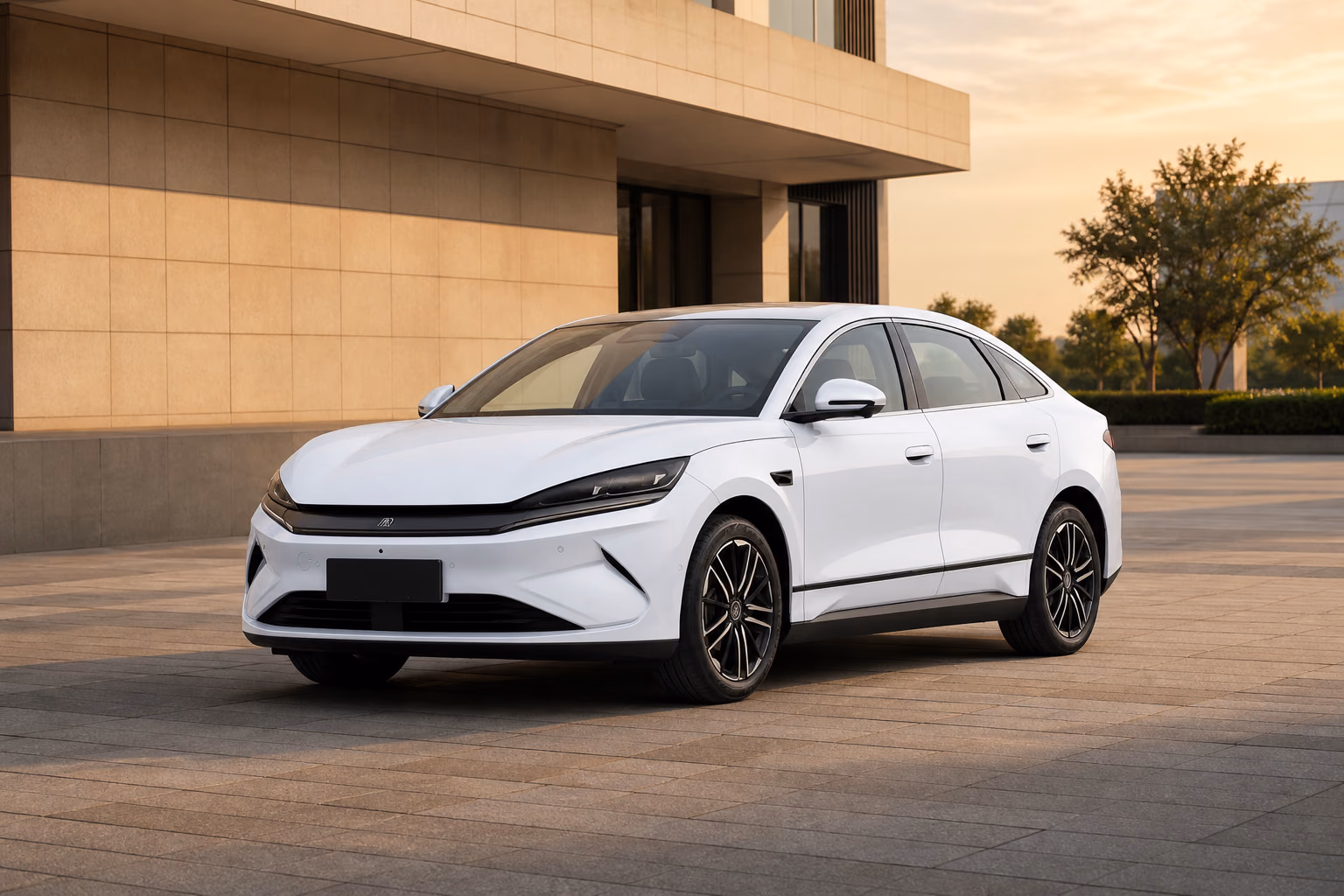 Белый BYD Qin L DM-i у современной архитектуры