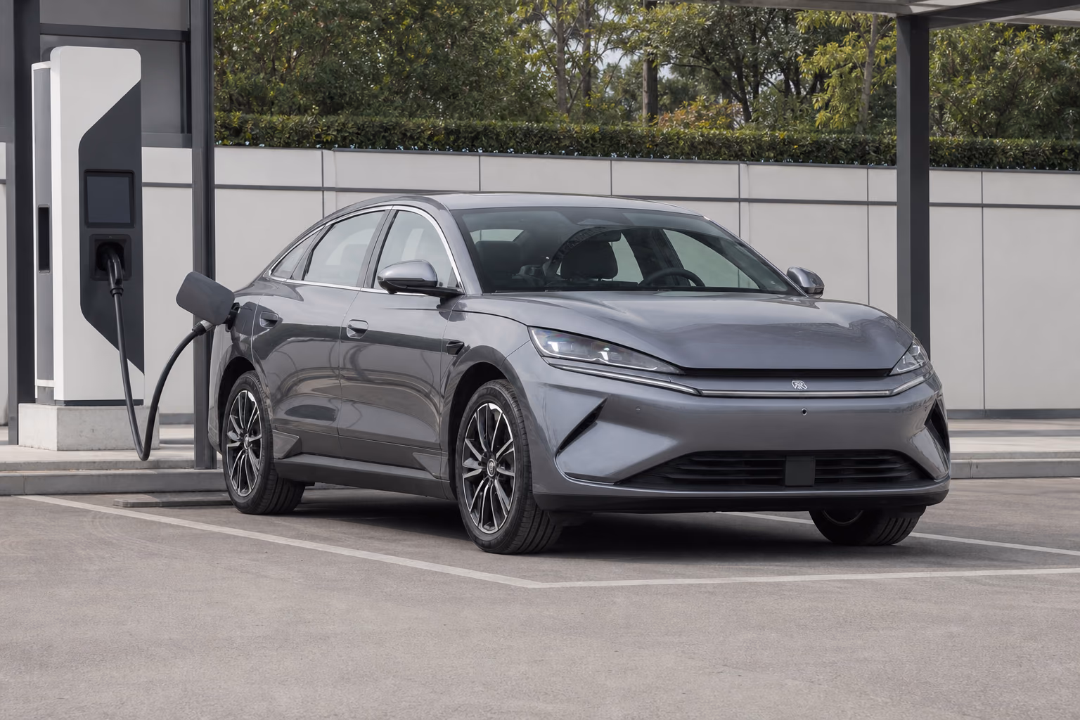 Серый BYD Qin L EV у быстрой зарядной станции