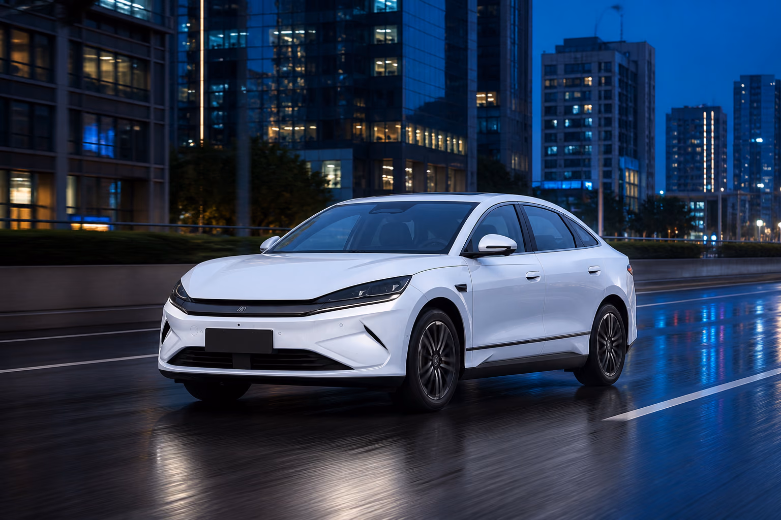 Белый BYD Qin L DM-i на мокрой городской улице вечером