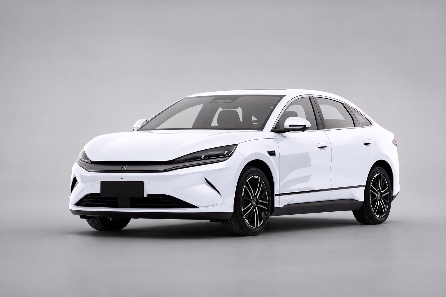 Белый BYD Qin L DM-i в светло-серой студии