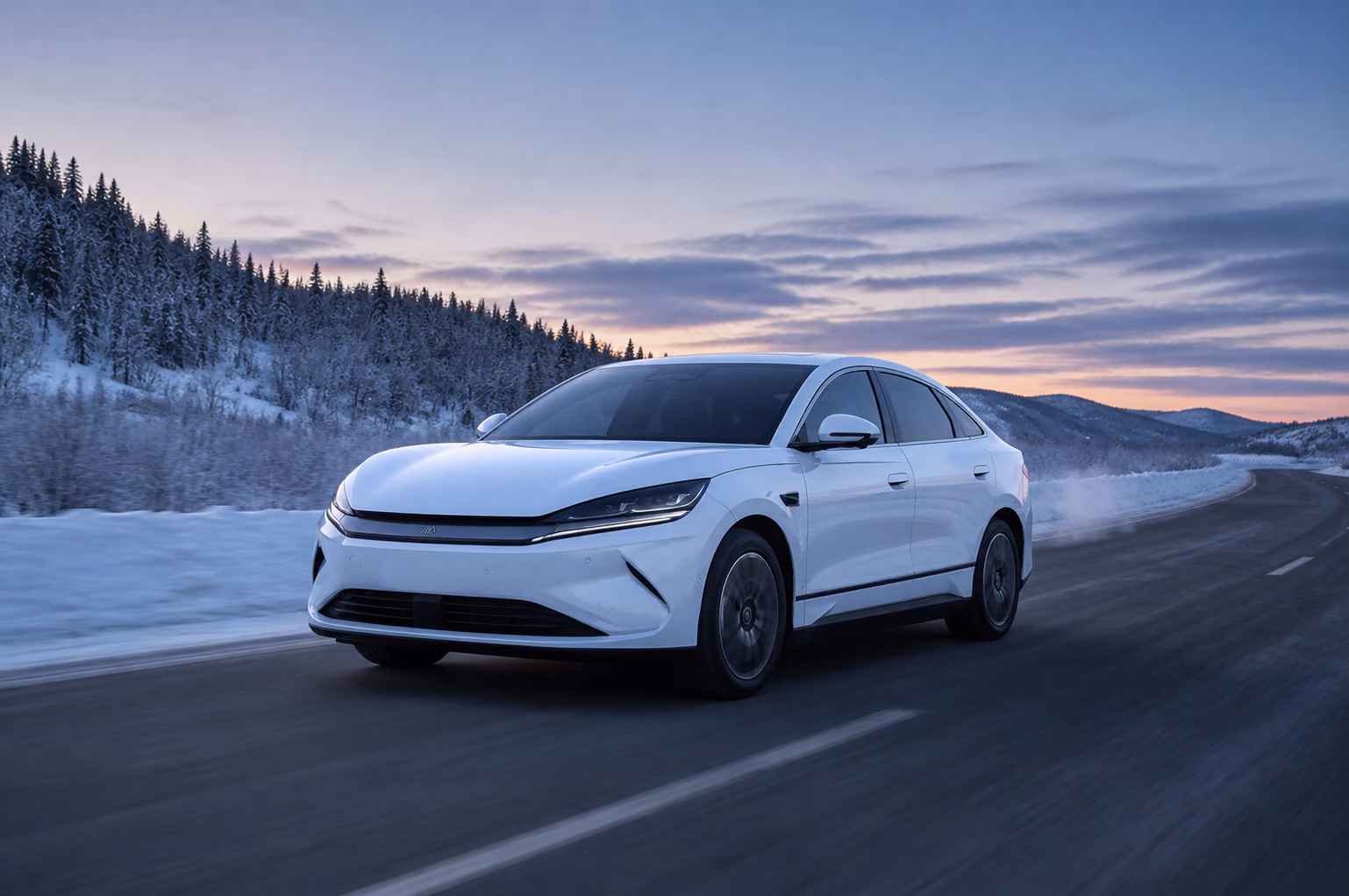 Гибридный BYD Qin L DM-i на зимней трассе