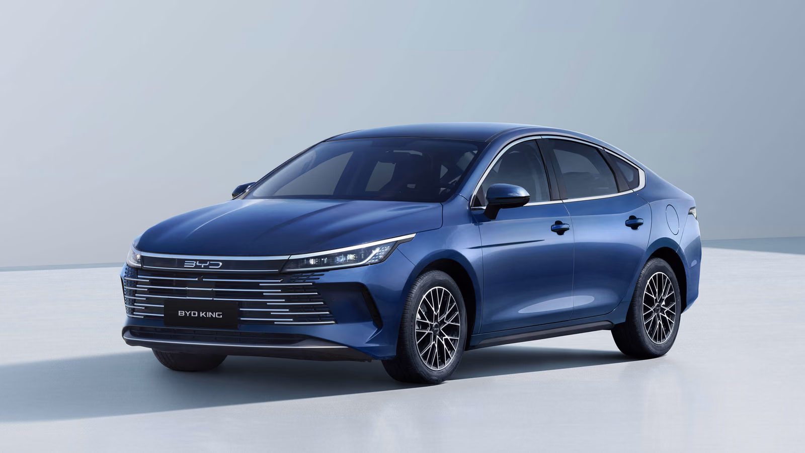 BYD Qin спереди на студийном фоне