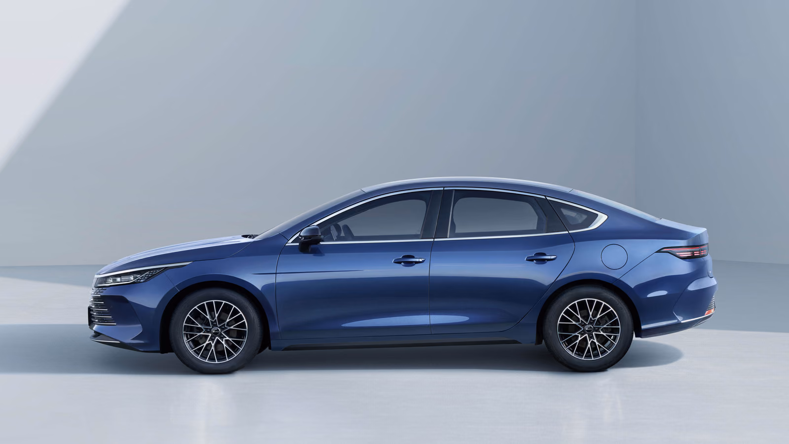 BYD Qin в профиль на студийном фоне