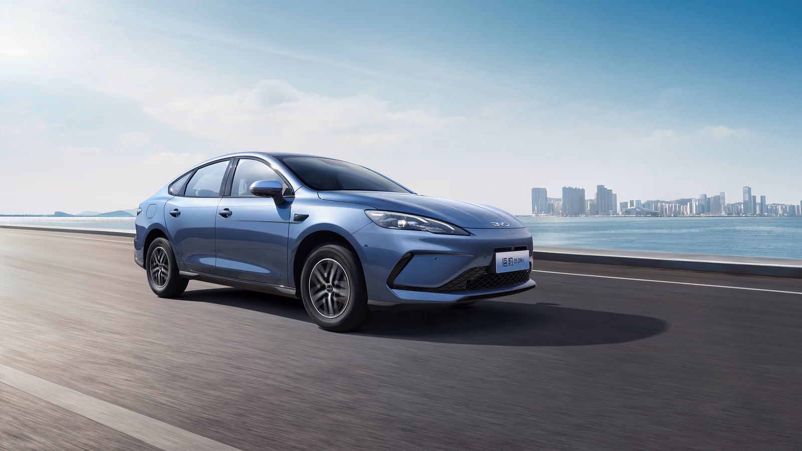 BYD Seal 05 DM-i 2026 — седан в движении у набережной