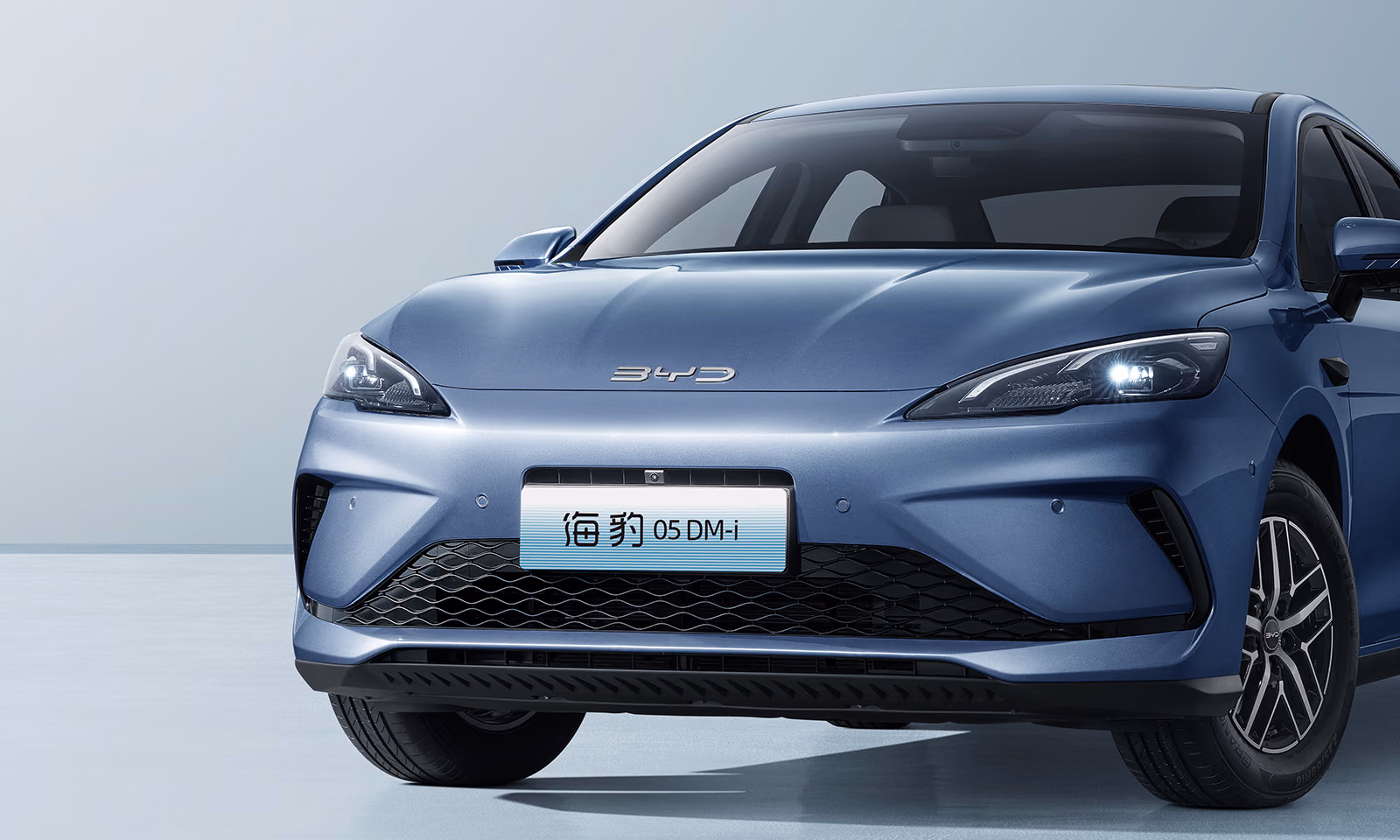 BYD Seal 05 DM-i 2026 — фронтальный студийный ракурс