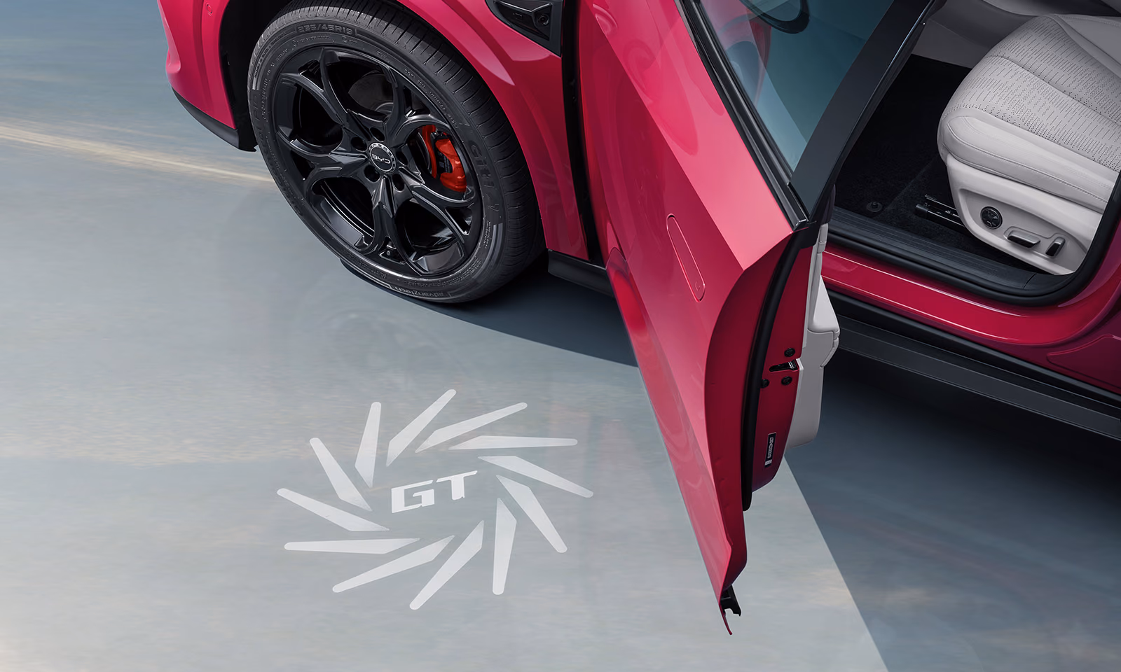 BYD Seal 06 GT — проекция приветствия у открытой двери