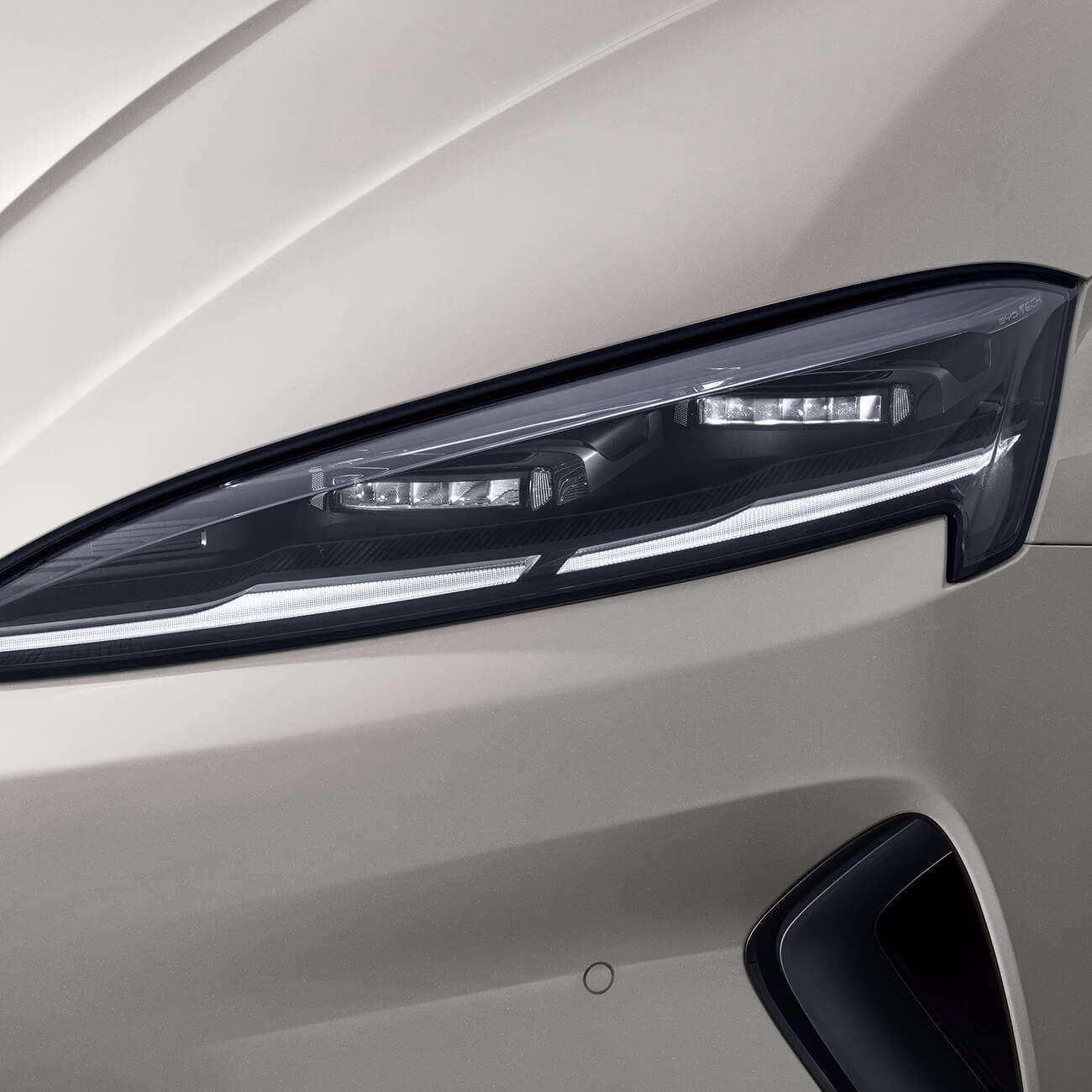 Фара BYD Seal 07 крупным планом