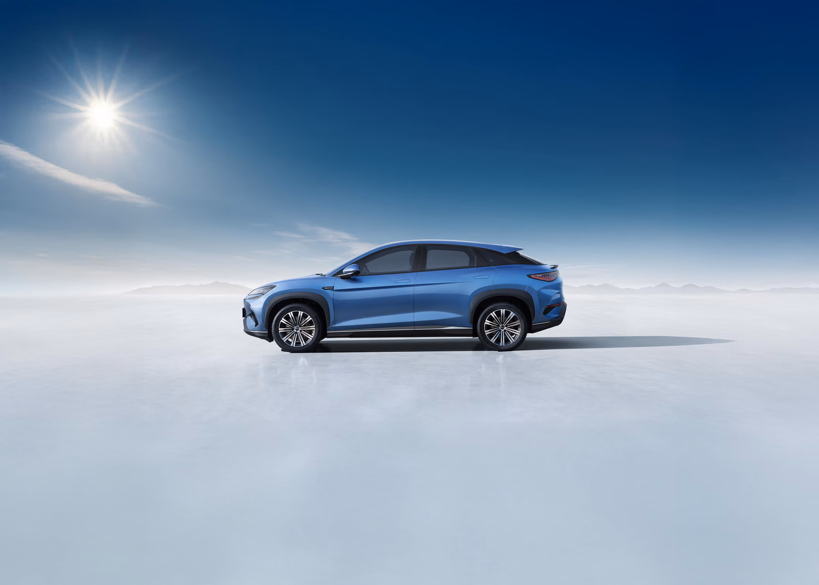 Синий BYD Sealion 07, профиль кузова