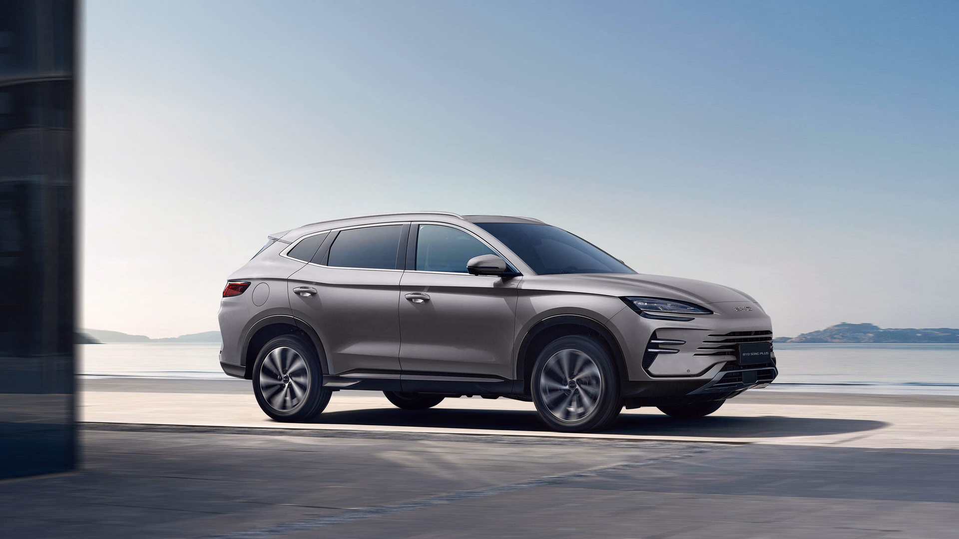 BYD Song Plus в движении по прибрежной дороге