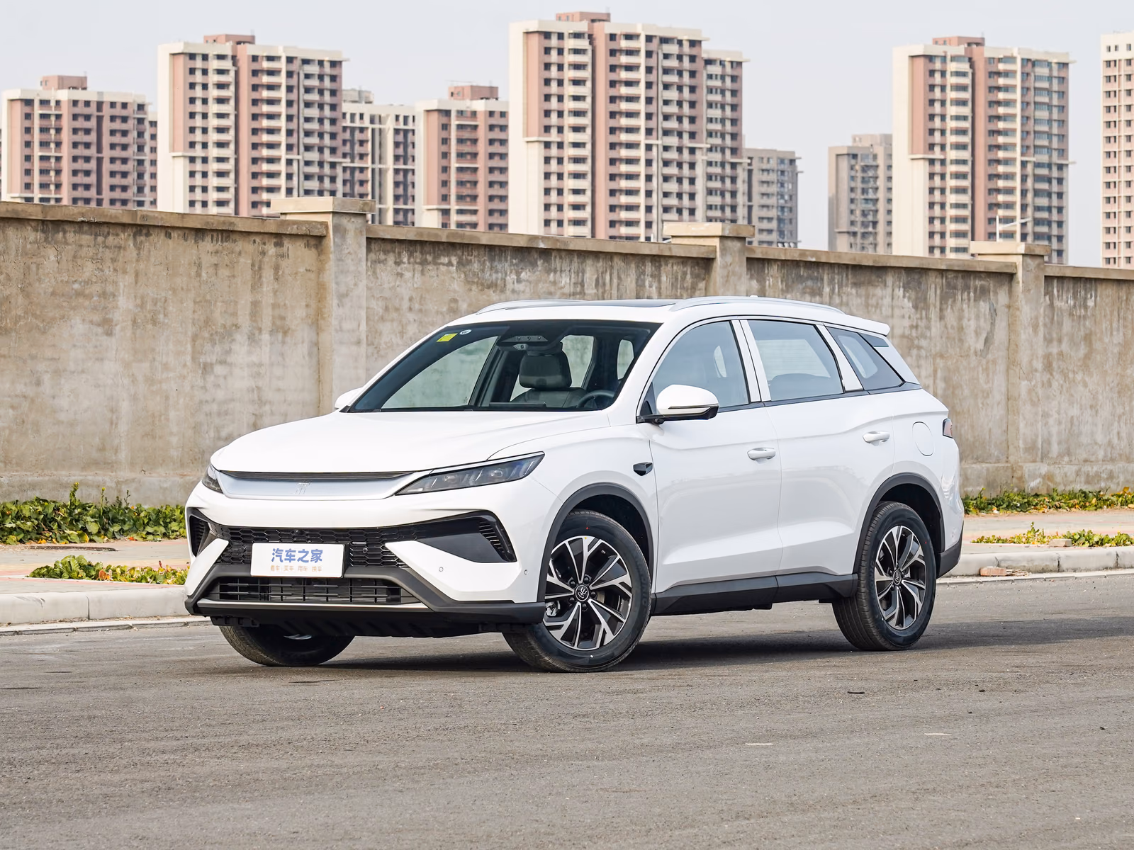 BYD Song Pro DM-i — вид спереди в три четверти
