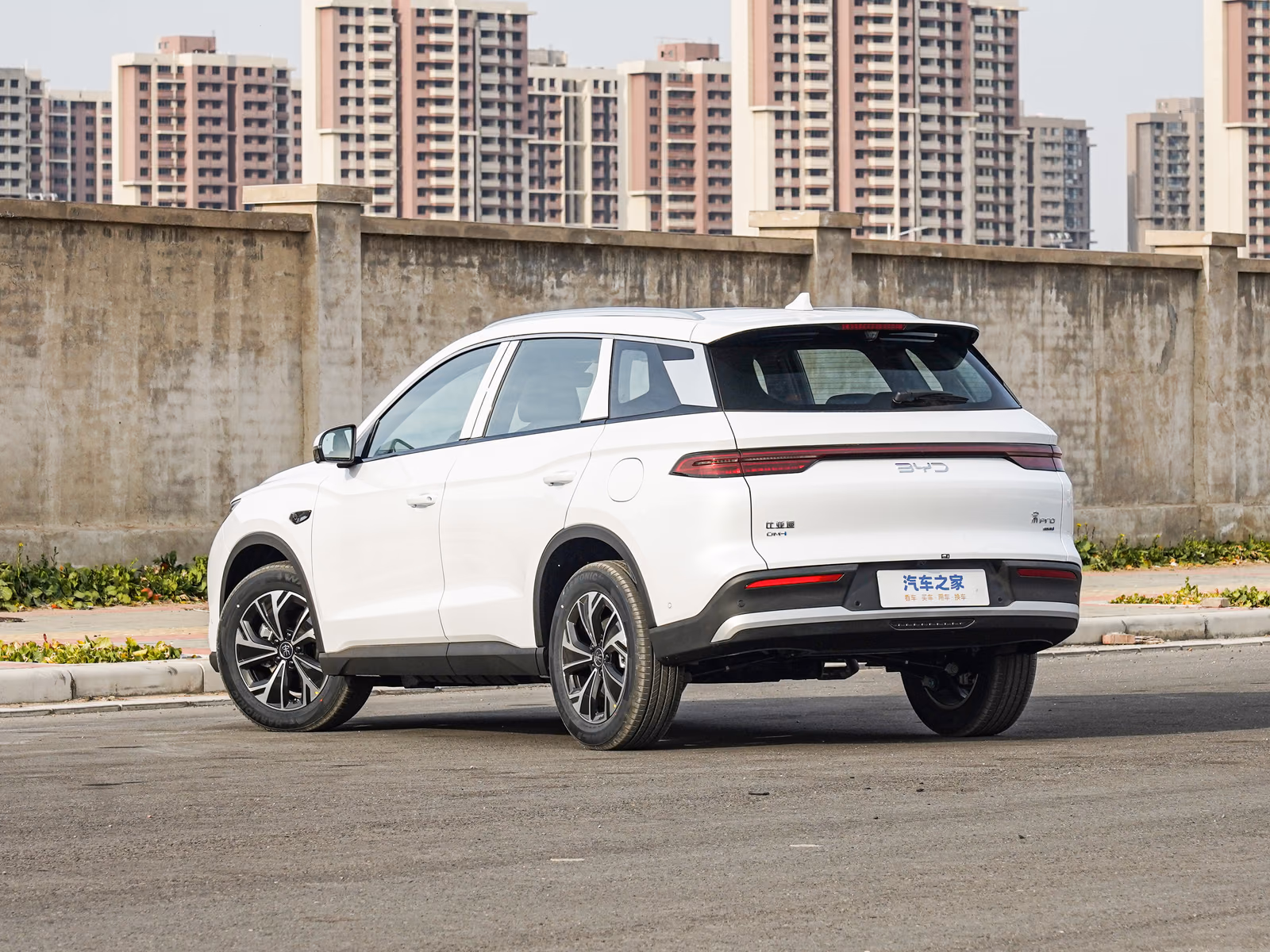 BYD Song Pro DM-i — вид сзади в три четверти