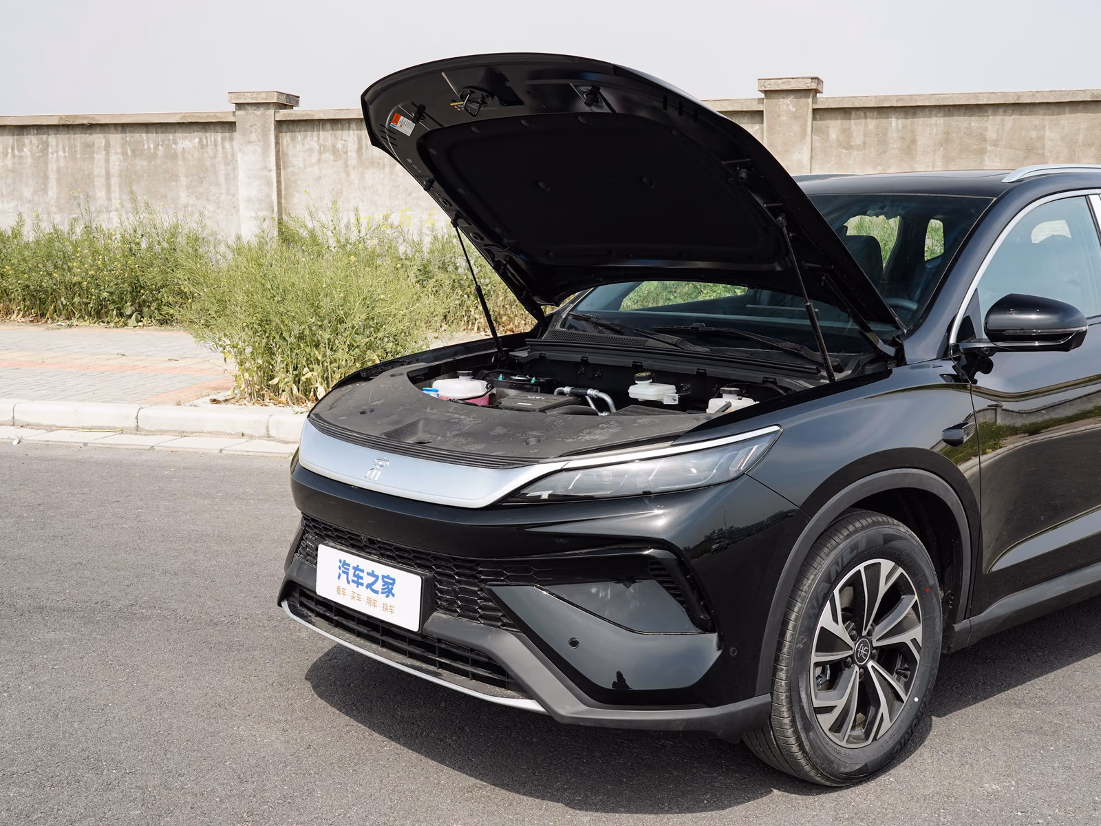 BYD Song Pro DM-i — моторный отсек с открытым капотом