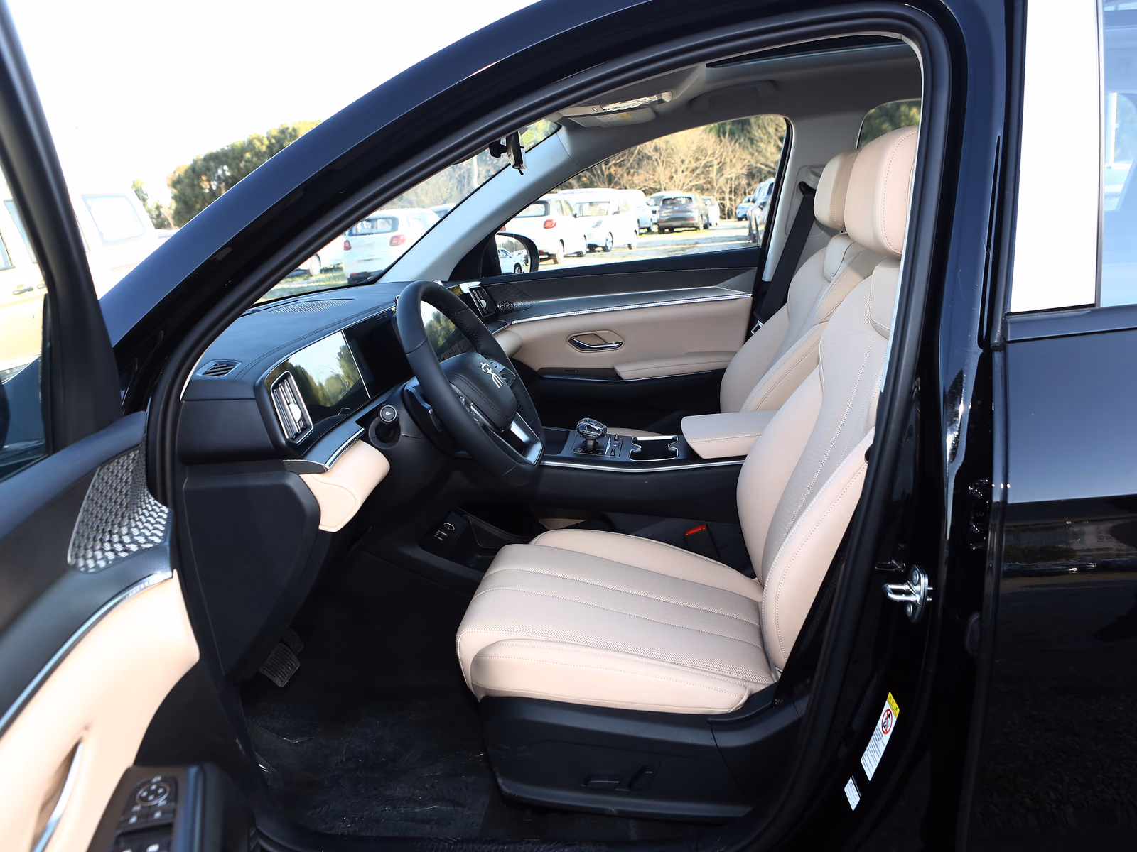 BYD Song Pro DM-i — водительское место в светлой отделке