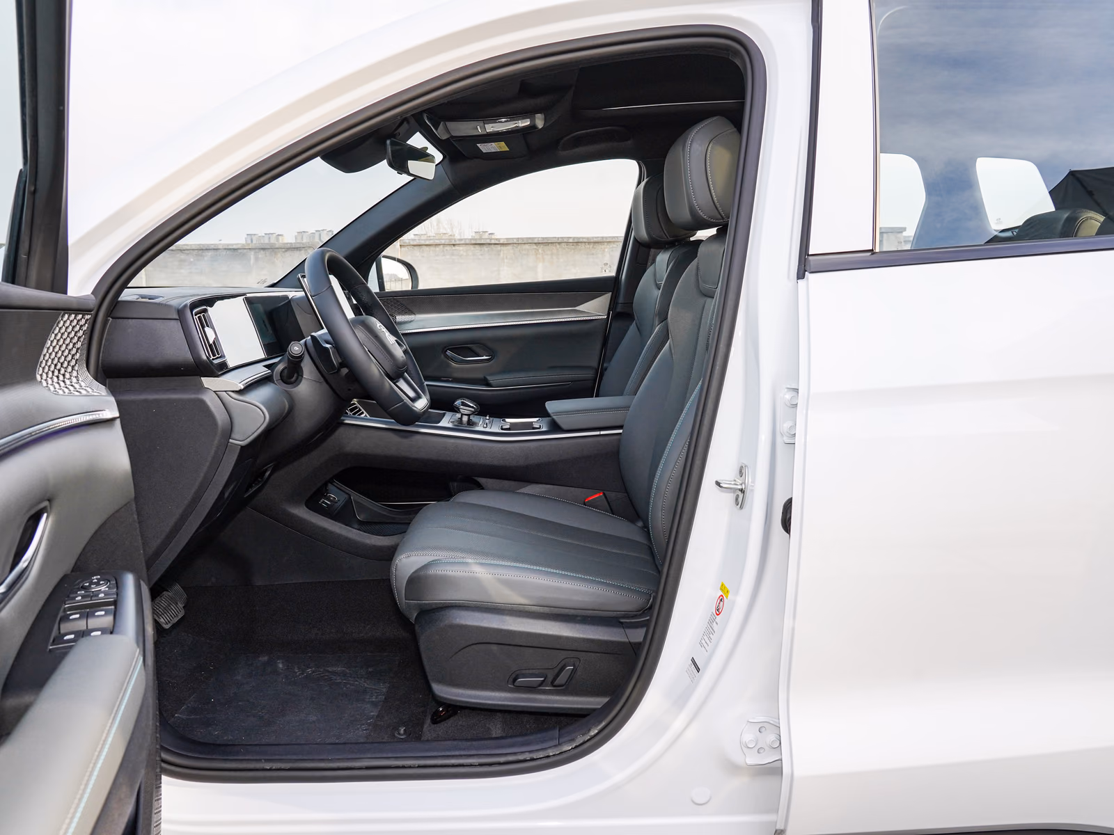 BYD Song Pro DM-i — водительское кресло в тёмной отделке